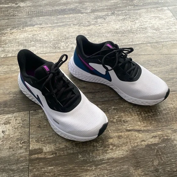 Nike Women's Black and White Running Shoes Size 8.5 - Picture 2 of 7